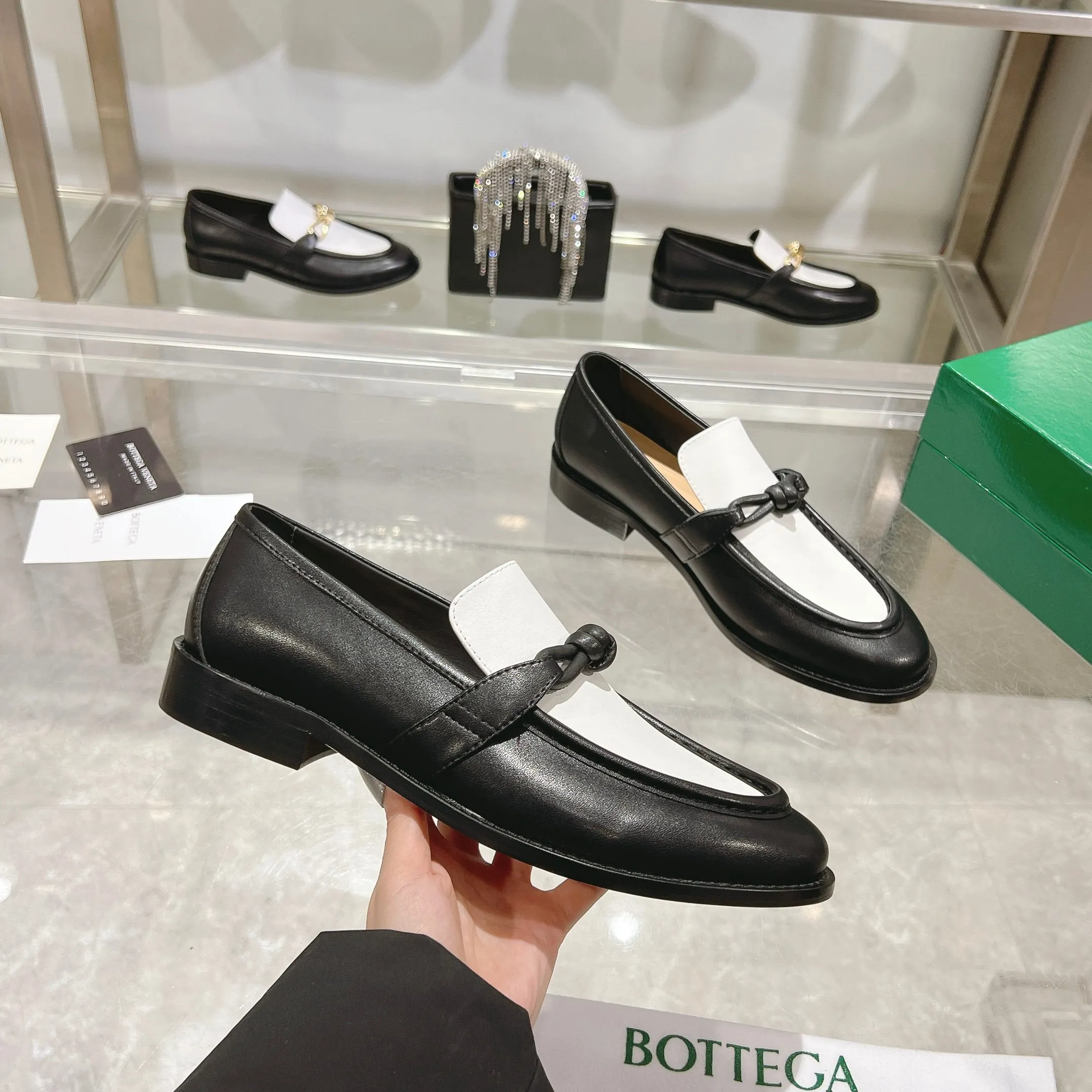 [BV] Top P: 820💰 Couple size: female 35-39 (female 40 custom-made) male 39-44 (38.45 non-refundable) Bottega Veneta 2025 counter synchronization style! Small round toe loafers! Imported leather outsole! High-grade cashmere! Solid color Niuli! Original board developed leather buckle